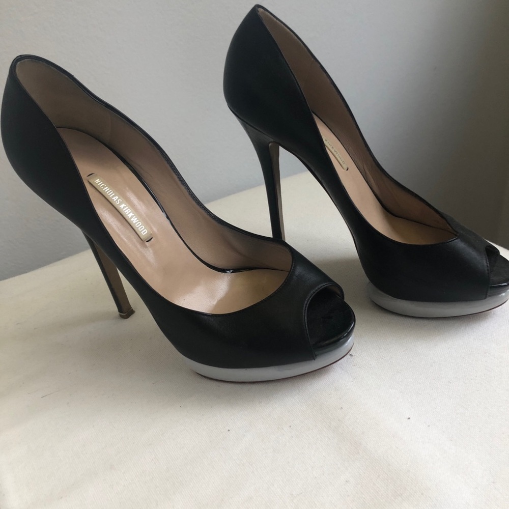 Nicholas Kirkwood vero cuoio Black peep-toe heel